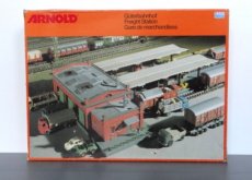Arnold 6432 Goederenstation met 2 perronnetjes
