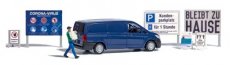 Busch 7912 Mercedes-Benz Vito Bus met figuur