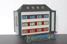 Huis 377221 Flatgebouw met winkels en woningen