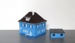 Huis 379878 Blauw huis met losse garage