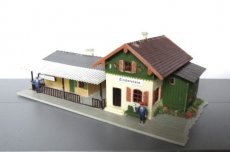 Huis 387218 Station "Zindelstein" met 2 figuren