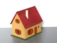 Huis 387239 Klein huisje met rood dak