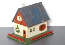 Huis 387244 Klein huisje met tuintje en grijs dak