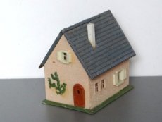 Huis 387245 Klein huisje met grijs dak