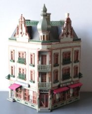 Huis 390166 Hoekhuis, winkels met woonhuizen