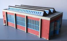 Huis 390224 3-sporige locomotief loods