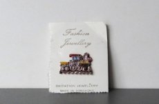 Red&Yellow 374748 Speld met een stoomlocomotief